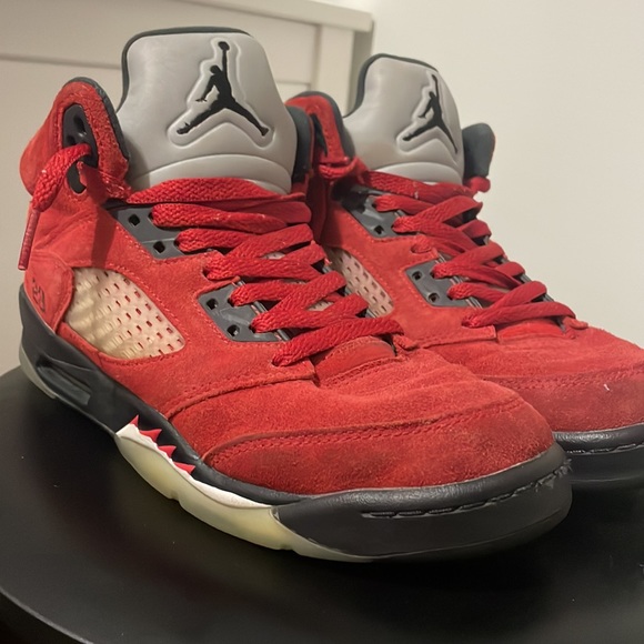 These are Jordan 5’s retro raging bulls in size 7 - Picture 2 of 3